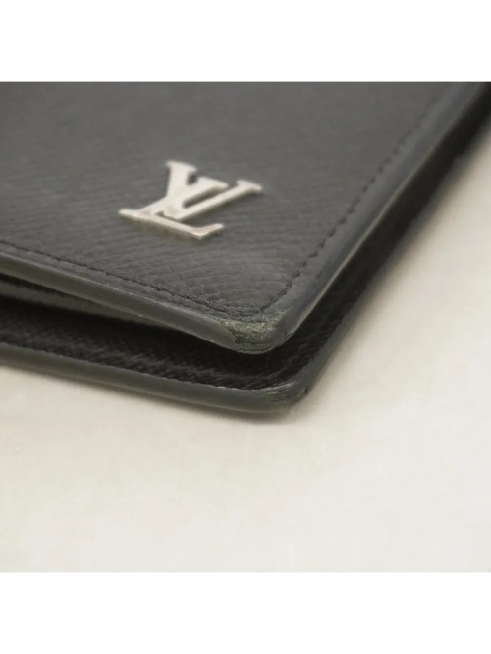 Louis Vuitton Wallet Taiga Portefeuille Brazza Noir